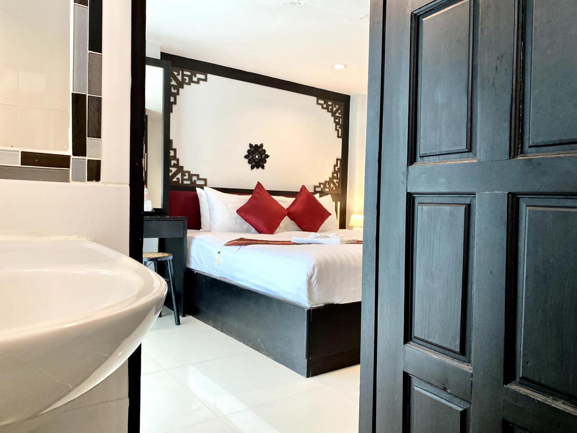 Patong Sunray Beach Hotel מראה חיצוני תמונה